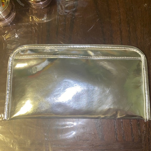 Lea Journo silver metallic snap pouch with styling lotion samples. - Picture 2 of 6